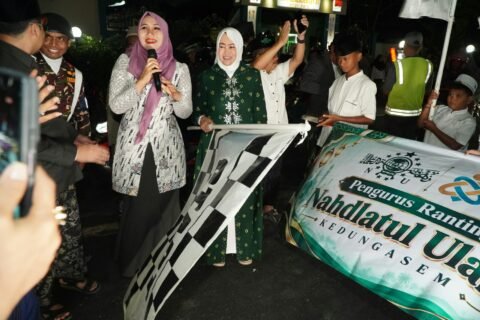 Senator Lia Istifhama saat bersiap mengibarkan bendera start.