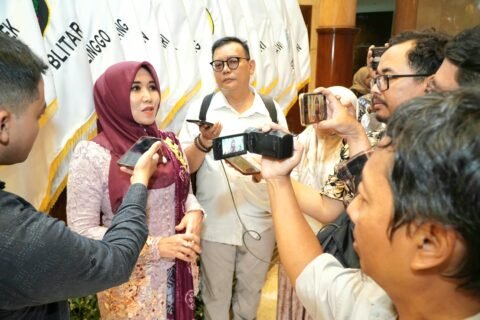 Anggota DPD RI Lia Istifhama saat memberikan keterangan pers usai menghadiri Rapat Paripurna Istimewa Hari Jadi ke-81 Provinsi Jawa Timur di Gedung DPRD Jatim, Surabaya.
