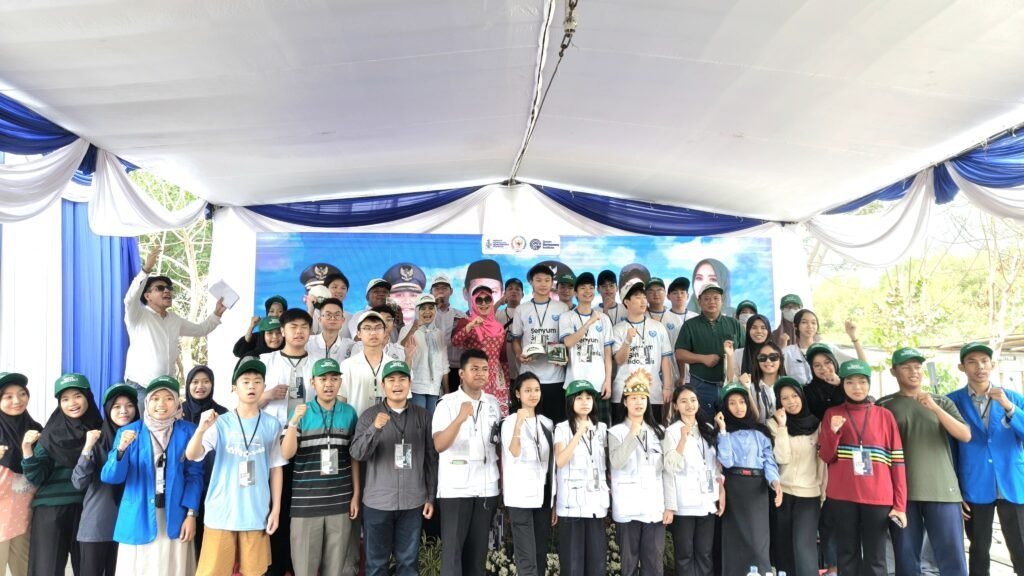 Sesi foto bersama Senator Lia Istifhama, pendiri GAS Pemuda, dan seluruh peserta aksi lingkungan di EXO Mangrove Surabaya.