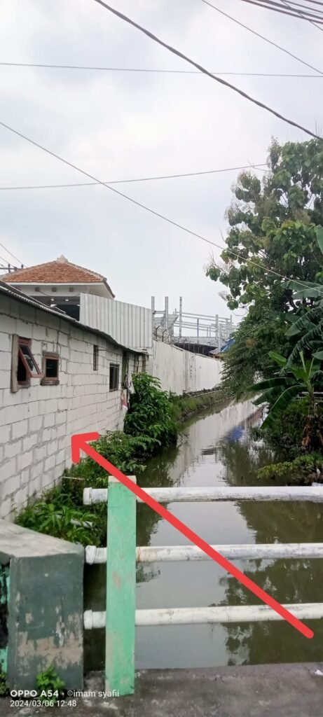 Kios yang berdiri di tanah sempadan Sungai Afvour Karangbong