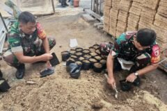 Personel Koramil 0833-04/Sukun memasukkan media tanah ke dalam polybag saat menyiapkan bibit pohon buah di Makoramil Sukun, Kota Malang, Jumat (2/10/2026).