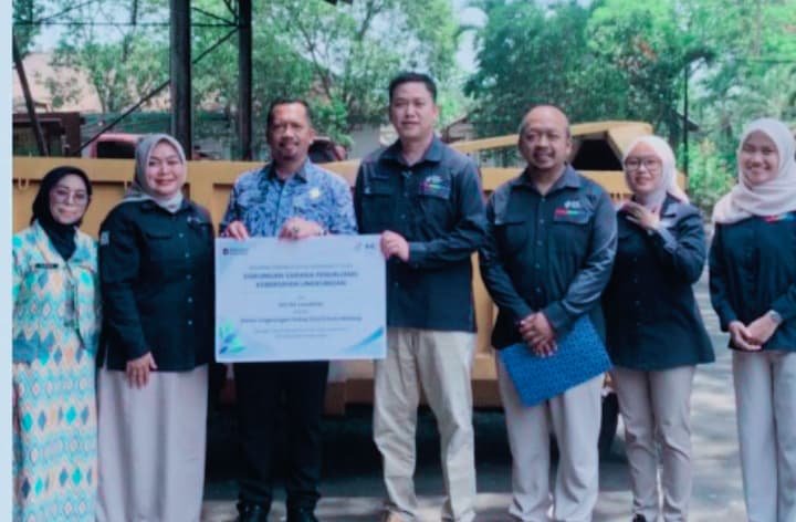 Penyerahan bantuan bak kontainer sampah melalui program TSP dari RS Lavalette kepada Dinas Lingkungan Hidup (DLH) Kota Malang.