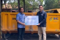 Plt Kepala Dinas Lingkungan Hidup Kota Malang Gamaliel Raymond Hatigoran Matondang menerima TSP berupa 1 unit bak kontainer sampah dari Direktur Rumah Sakit Lavalette dr. Indra Gunawan