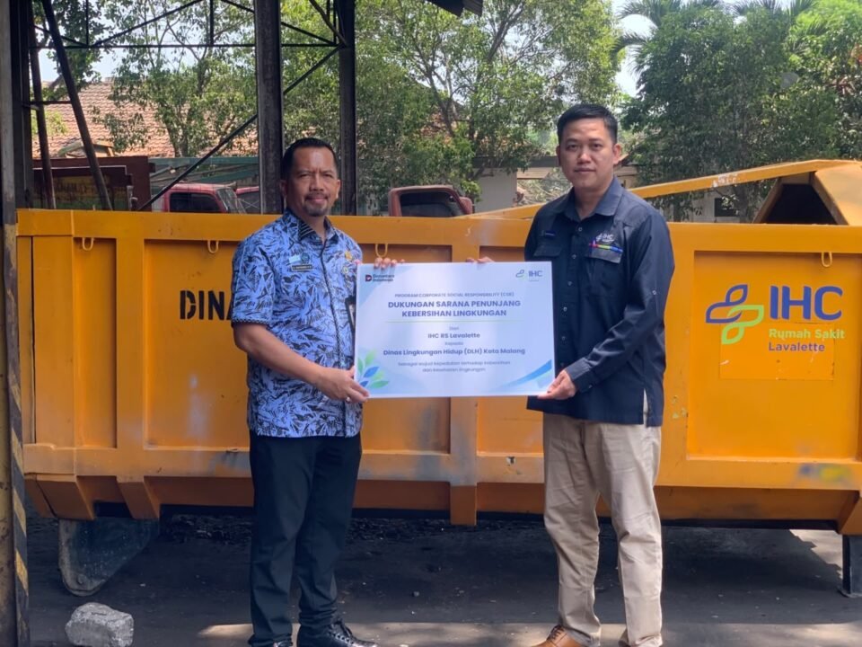 Plt Kepala Dinas Lingkungan Hidup Kota Malang Gamaliel Raymond Hatigoran Matondang menerima TSP berupa 1 unit bak kontainer sampah dari Direktur Rumah Sakit Lavalette dr. Indra Gunawan