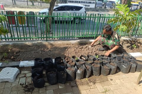 Seorang personel Koramil Klojen meratakan tanah dan menyiapkan media tanam di pekarangan makoramil demi menunjang pertumbuhan bibit secara optimal.