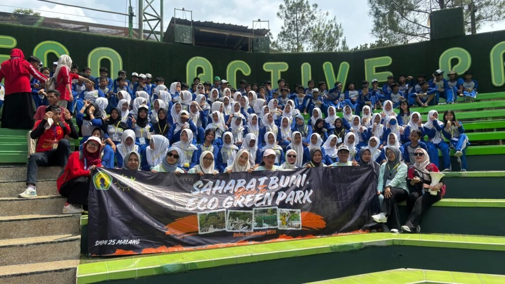 141 siswa kelas VIII SMP Negeri 25 Kota Malang mengikuti kegiatan luar kelas bertajuk Fun & Study di Eco Active Park, kompleks Jawa Timur Park 2, Kota Batu