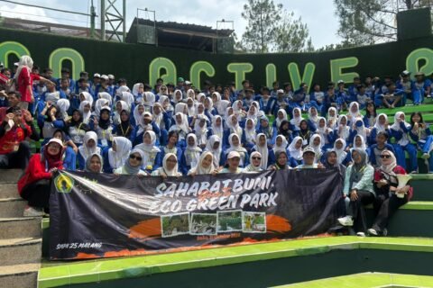 141 siswa kelas VIII SMP Negeri 25 Kota Malang mengikuti kegiatan luar kelas bertajuk Fun & Study di Eco Active Park, kompleks Jawa Timur Park 2, Kota Batu