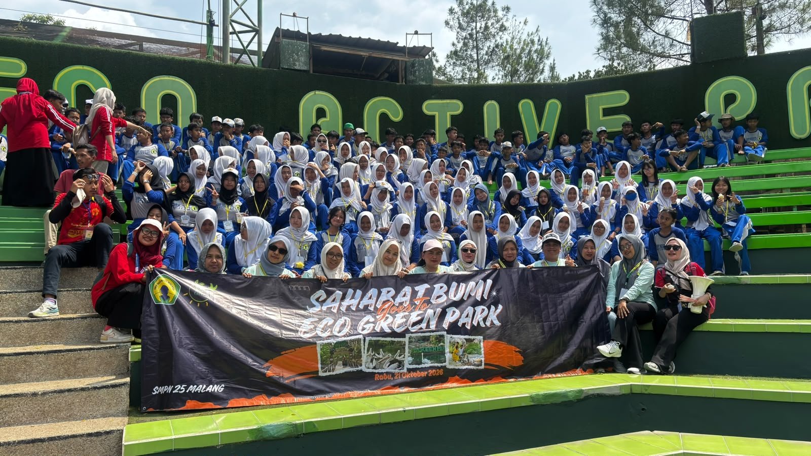 141 siswa kelas VIII SMP Negeri 25 Kota Malang mengikuti kegiatan luar kelas bertajuk Fun & Study di Eco Active Park, kompleks Jawa Timur Park 2, Kota Batu