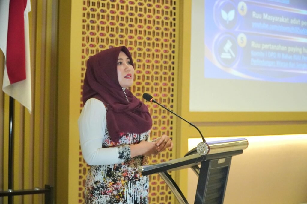 Anggota DPD RI Lia Istifhama saat menyampaikan materi interaktif di hadapan mahasiswa Untag Surabaya.