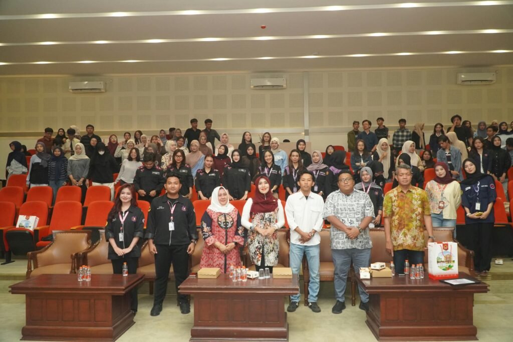 Sesi foto bersama jajaran pimpinan universitas, narasumber, dan seluruh peserta mahasiswa Untag Surabaya.