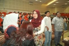 Suasana kehangatan saat Ning Lia menyapa dan bersalaman langsung dengan mahasiswa peserta Sekolah Legislator.