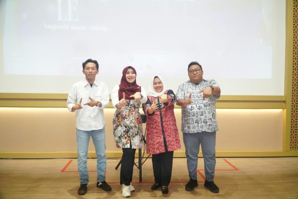 Penyerahan cinderamata sebagai bentuk apresiasi kepada narasumber dalam kegiatan di Untag Surabaya.