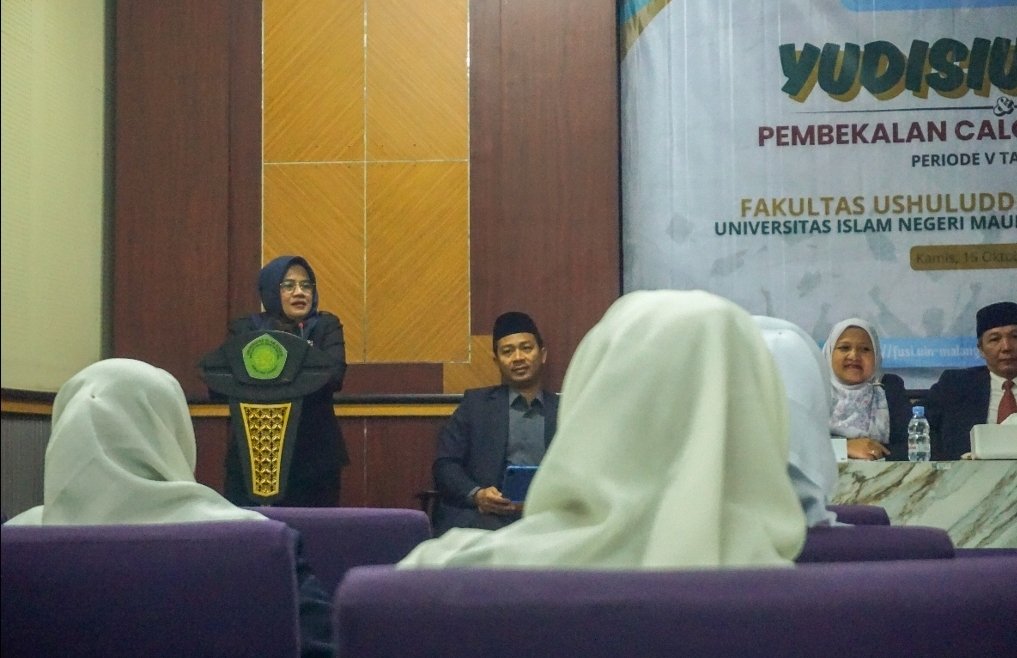 Suasana khidmat saat pimpinan fakultas memberikan sambutan dalam perhelatan Yudisium Ke-1 FUSI UIN Malang.