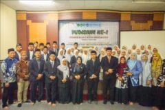 Sesi foto bersama pimpinan fakultas, jajaran dosen, dan para peserta Yudisium Ke-1 FUSI UIN Malang.