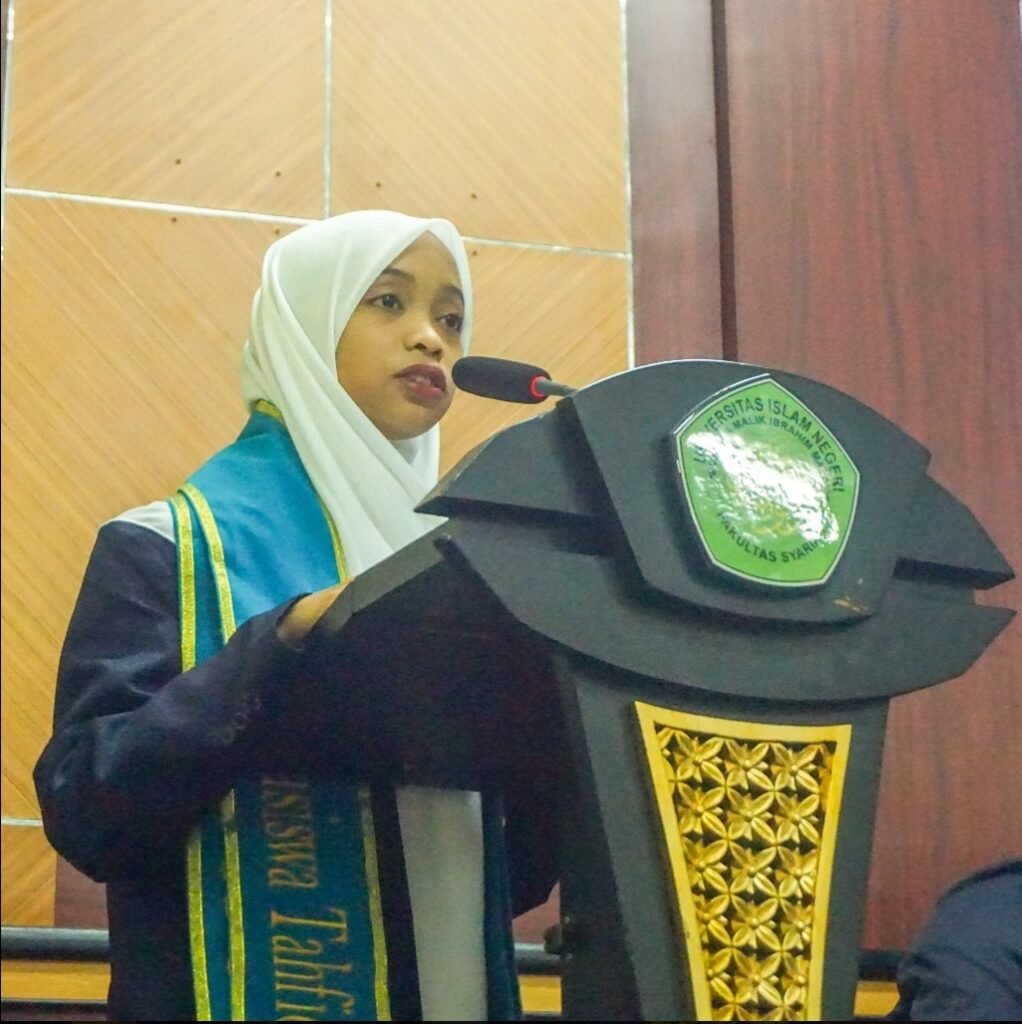 Salah satu peserta yudisium menyampaikan kesan dan pesan dalam acara Yudisium Ke-1 FUSI UIN Malang.