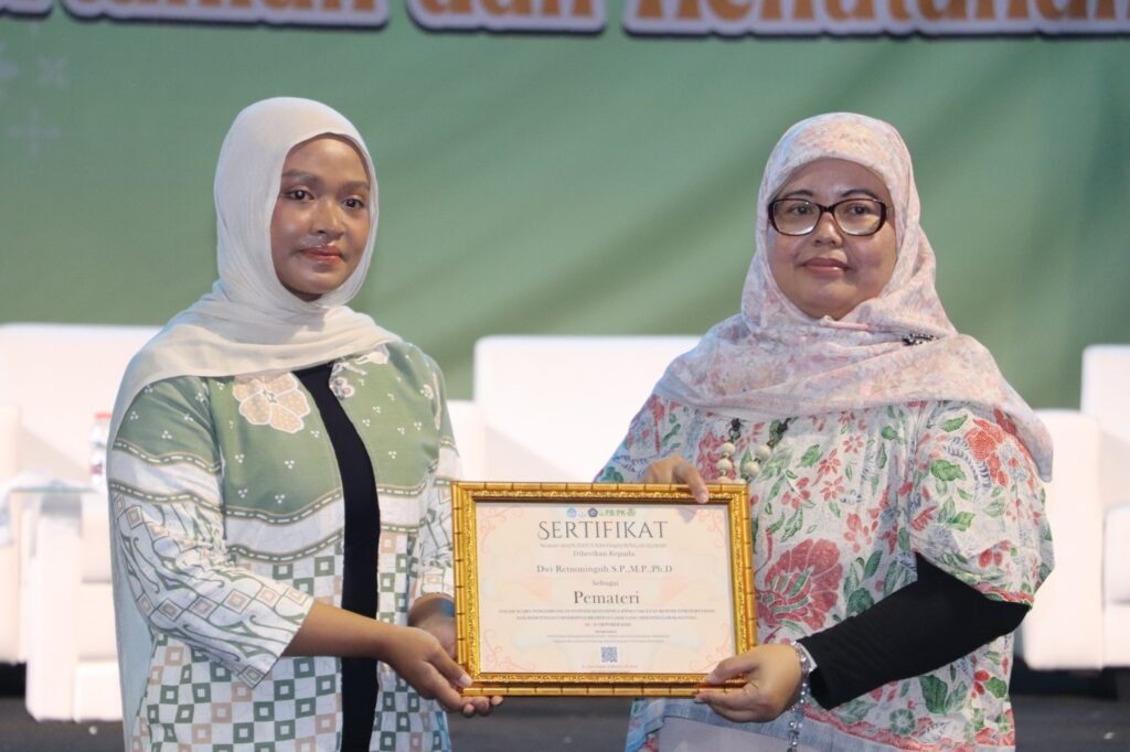 Penyerahan cinderamata/sertifikat kepada narasumber sebagai bentuk apresiasi atas terselenggaranya pembekalan karakter dan kesehatan mental mahasiswa baru FBiPK UB 2026.