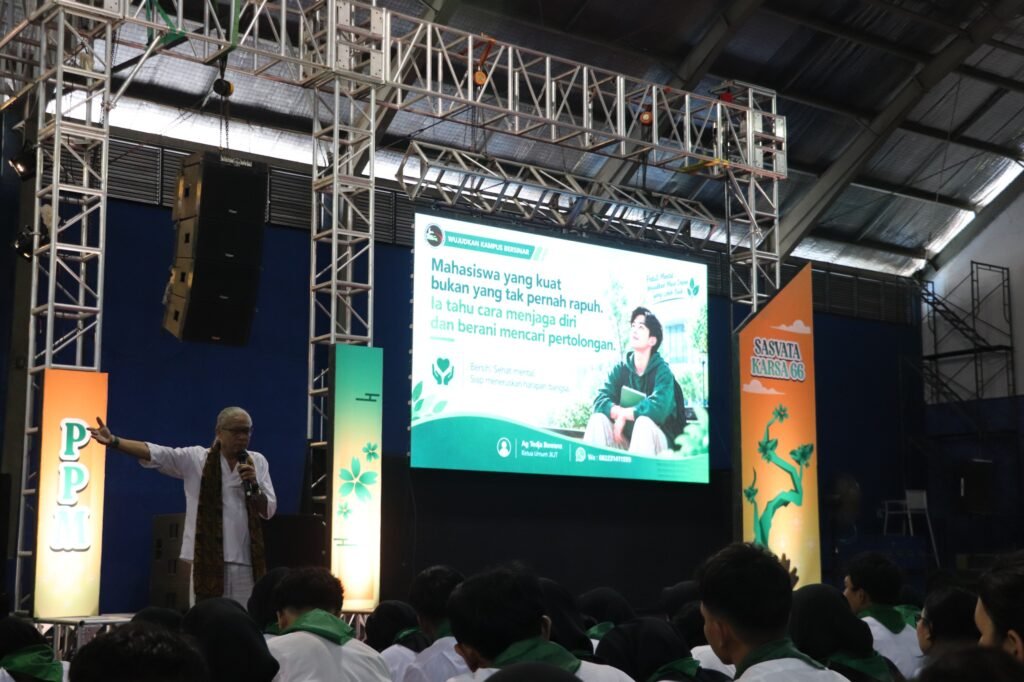 Suasana interaktif saat Agustinus Tedja Bawana dari JKJT memberikan motivasi dan edukasi mengenai pencegahan narkoba serta kesehatan mental di hadapan mahasiswa baru FBiPK UB.