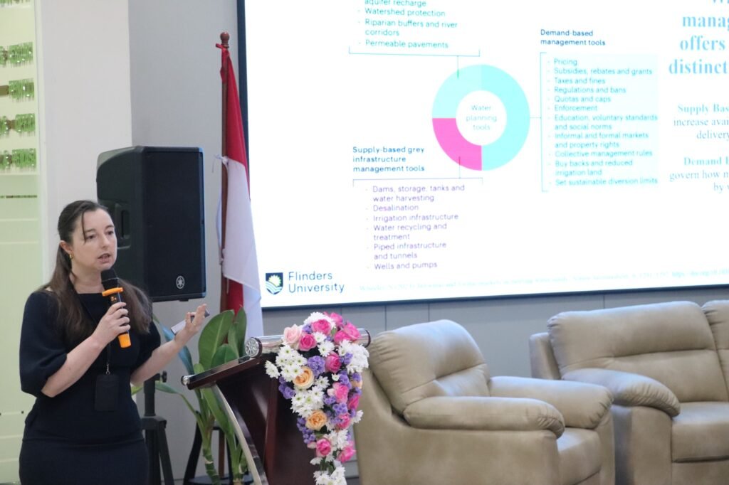 Prof. Sarah Wheeler saat memaparkan materi terkait manajemen sumber daya air.
