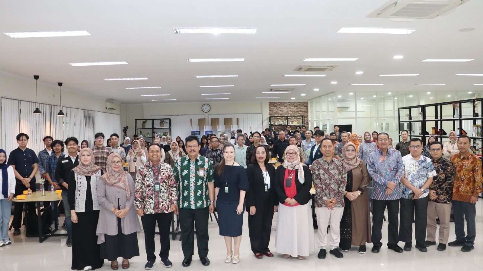 Jajaran pimpinan FBiPK UB bersama para narasumber dan peserta konferensi internasional.