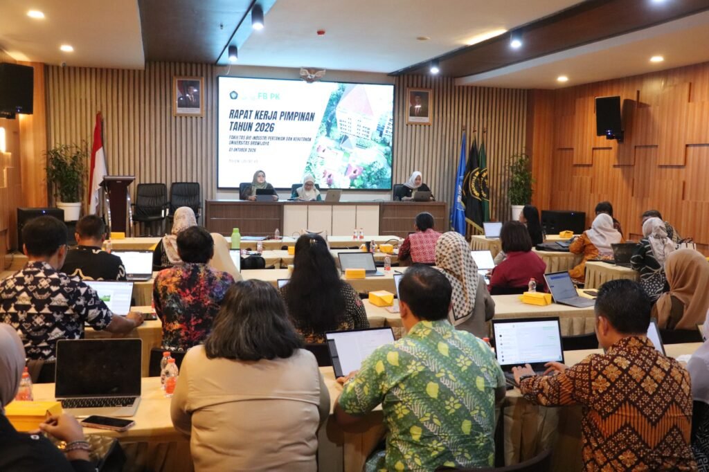 Jajaran pimpinan dekanat bersama ketua departemen dan program studi FBiPK Universitas Brawijaya mengikuti Rapat Kerja Pimpinan Tahun 2026 di Ruang Pertemuan Gedung Sentral 1.1 FBiPK UB, Kota Malang, Rabu (1/10/2026).