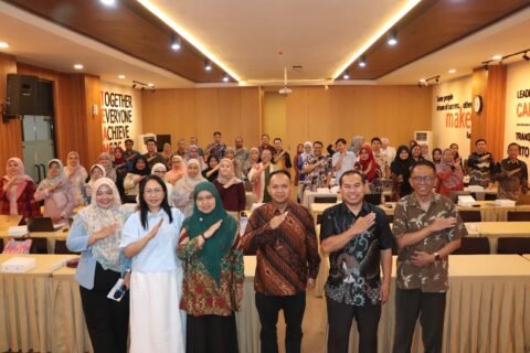 Pimpinan, narasumber, dan peserta berfoto bersama usai kegiatan sosialisasi.
