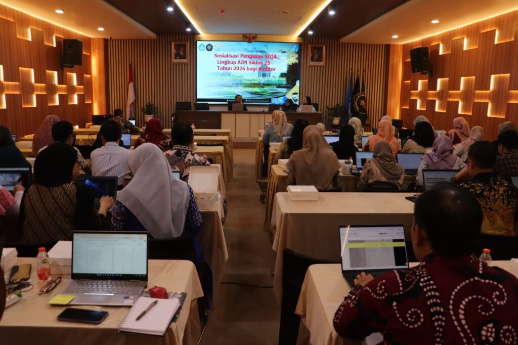 Suasana peserta saat menyimak pemaparan materi sosialisasi AIM Siklus 25 di Ruang Seminar FBiPK UB.)