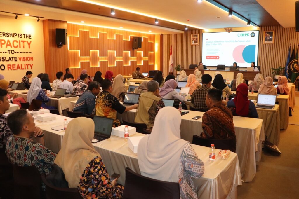 Antusiasme para pimpinan dan dosen FBiPK UB mengikuti rangkaian kegiatan sosialisasi.)