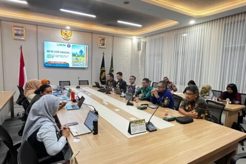 Jajaran pimpinan dan tim penjaminan mutu kedua universitas saat memaparkan materi strategis tata kelola akademik