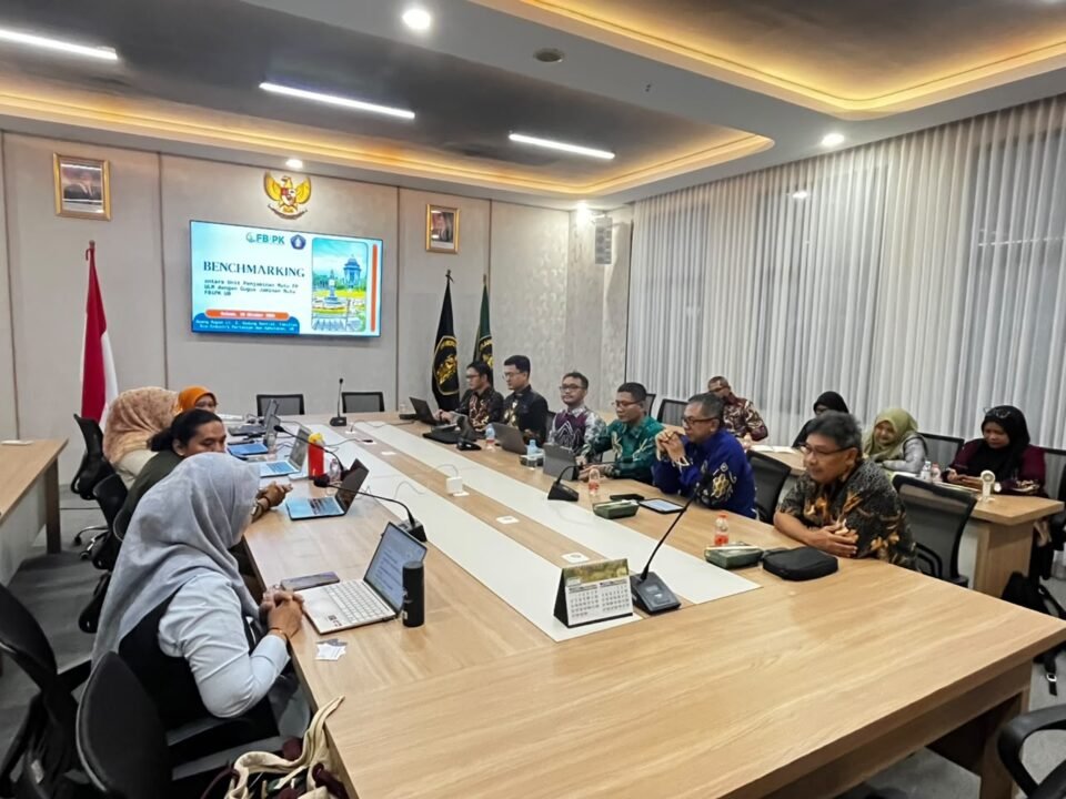 Jajaran pimpinan dan tim penjaminan mutu kedua universitas saat memaparkan materi strategis tata kelola akademik