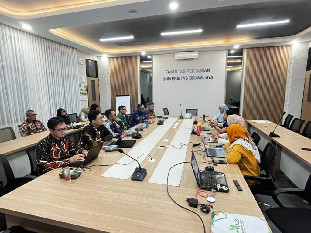 Suasana diskusi interaktif dalam kegiatan benchmarking antara FBiPK UB dan ULM di Ruang Rapat Lantai 2 FBiPK UB