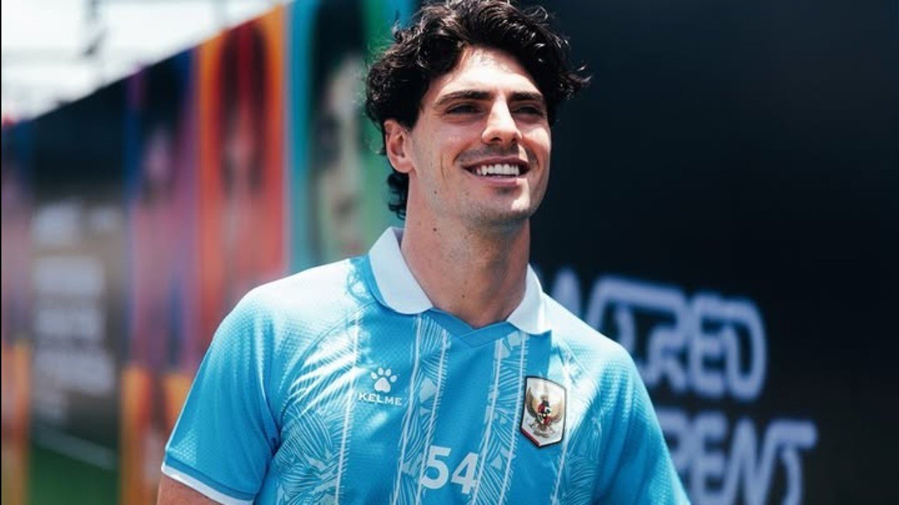 Fermin Aldeguer memakai jersei ketiga Timnas Indonesia untuk mengucapkan selamat atas juaranya Garuda di FIFA ASEAN Cup 2026. Ia juga pemenang balap utama Mandalika 2025./Instagram @ferminaldeguer_54