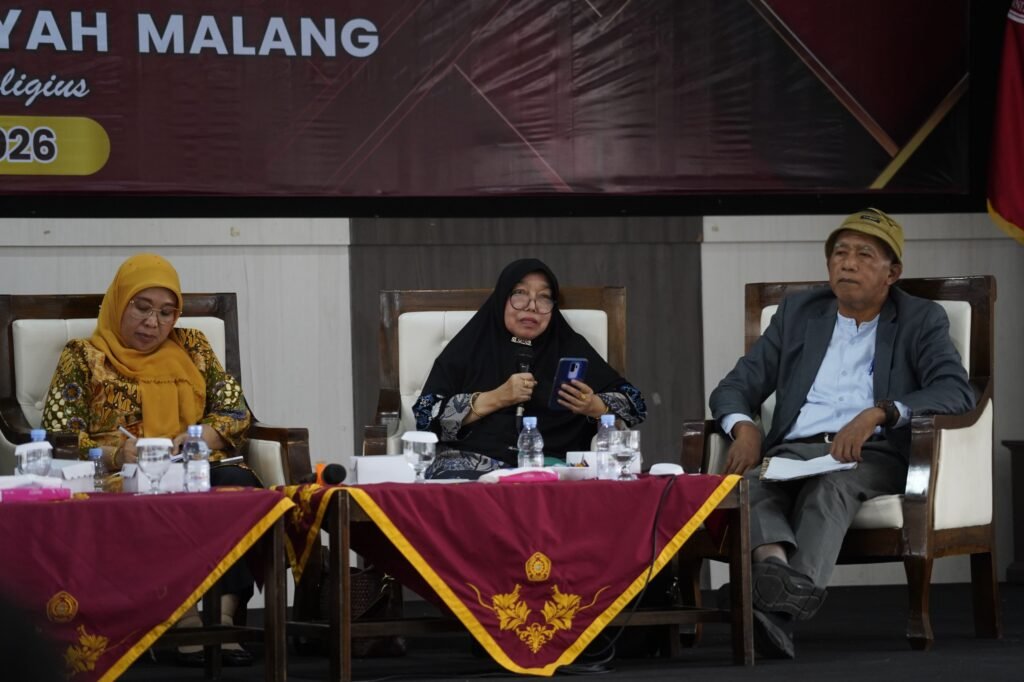 (Tengah) Dr. Catur Wido Haruni, S.H., M.Si., M.Hum.,