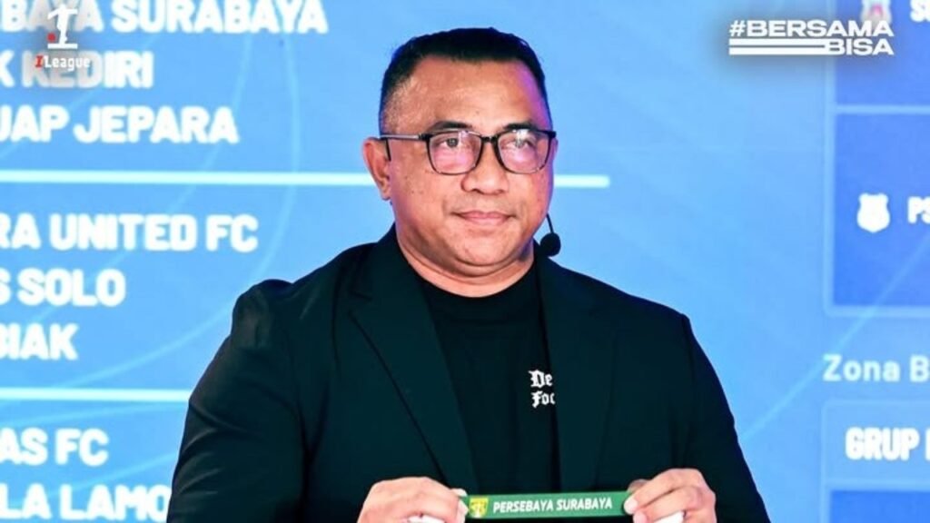 Firman Utina saat membuka kertas undian Persebaya Surabaya dalam hasil drawing League Cup 2026/27, tujuh klub Jatim masuk zona timur (7/10)./Instagram @ileague.id