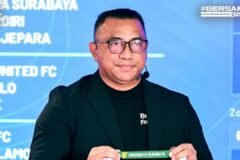Firman Utina saat membuka kertas undian Persebaya Surabaya dalam hasil drawing League Cup 2026/27, tujuh klub Jatim masuk zona timur (7/10)./Instagram @ileague.id