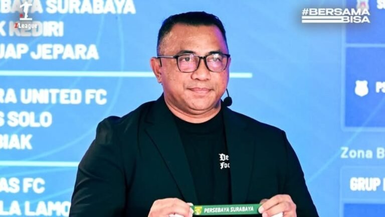 Firman Utina saat membuka kertas undian Persebaya Surabaya dalam hasil drawing League Cup 2026/27, tujuh klub Jatim masuk zona timur (7/10)./Instagram @ileague.id