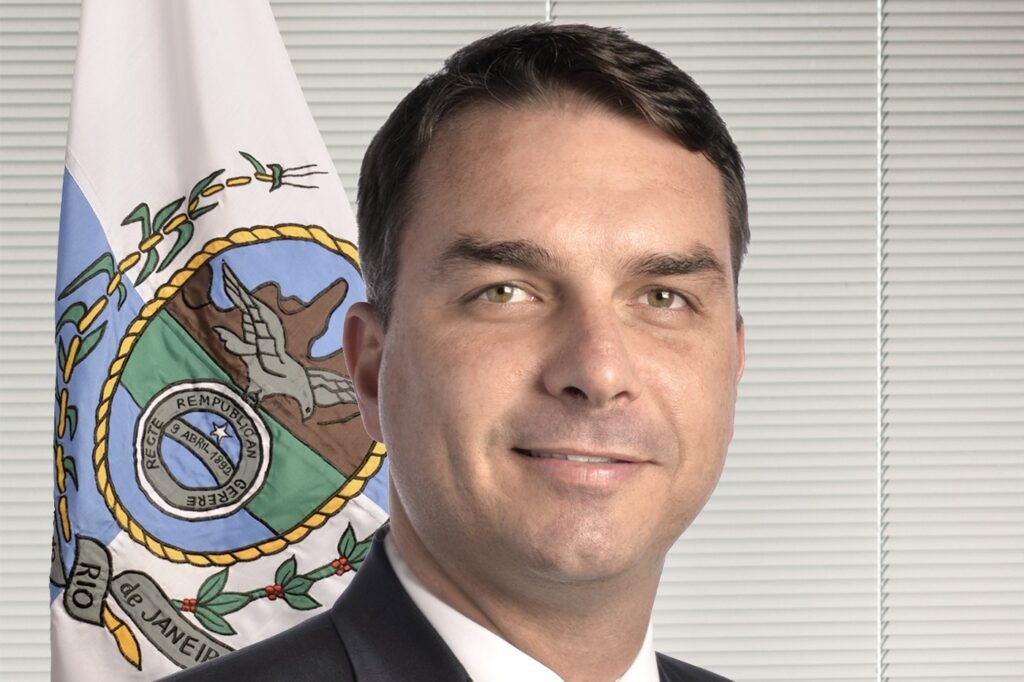 Senator Flávio Bolsonaro dalam foto resmi Senat Brasil (foto arsip, bukan dari lokasi pemungutan suara).