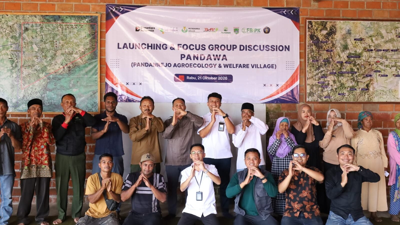 Peserta FGD FBiPK UB dan PT Petrokimia Gresik meluncurkan Program PANDAWA di Dusun Pandanrejo, Wajak, Kabupaten Malang, Foto bersama