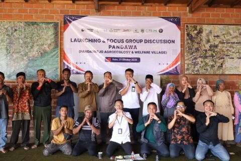 Peserta FGD FBiPK UB dan PT Petrokimia Gresik meluncurkan Program PANDAWA di Dusun Pandanrejo, Wajak, Kabupaten Malang, Foto bersama