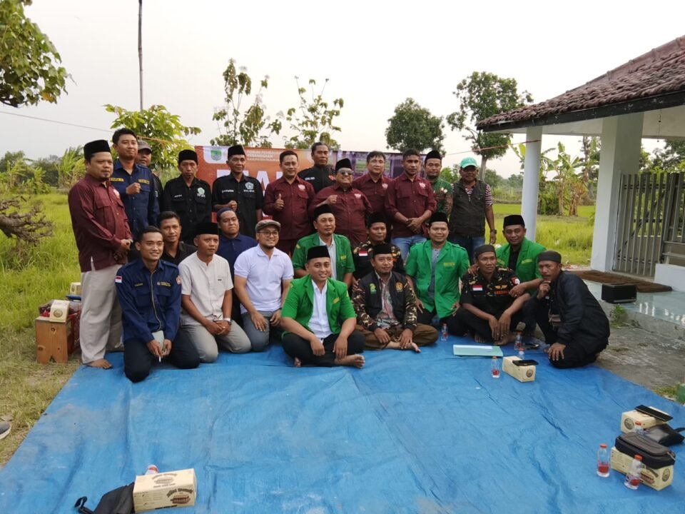 Kebersamaan pengurus FPK Kabupaten Pasuruan bersama unsur Karang Taruna, Ansor, Banser, dan Pagar Nusa usai kegiatan dialog sejarah di Makam Mbah Wongsopati, Grati.