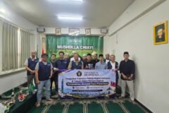 Penyerahan cinderamata dan sesi foto bersama usai rangkaian pelatihan ekonomi kreatif purna kerja