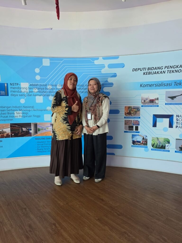 Dr. Jhauharotul Muchlisyiyah, S.TP., M.P., perwakilan dosen FTAB UB saat melakukan kunjungan akademik dan penandatanganan Implementation Agreement (IA) bersama periset PRTP BRIN di sela-sela program riset pengembangan potensi labu siam UB Forest.