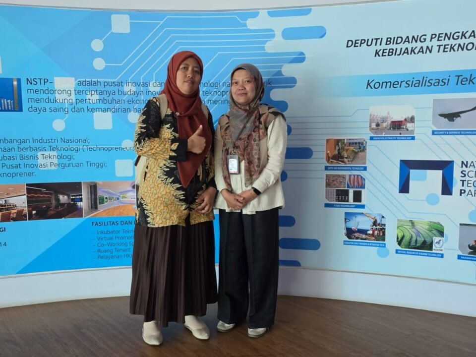 Dr. Jhauharotul Muchlisyiyah, S.TP., M.P., perwakilan dosen FTAB UB saat melakukan kunjungan akademik dan penandatanganan Implementation Agreement (IA) bersama periset PRTP BRIN di sela-sela program riset pengembangan potensi labu siam UB Forest.