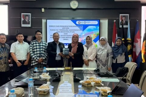 Sesi foto bersama jajaran pimpinan FTAB UB dan tim periset BRIN usai penandatanganan kerja sama