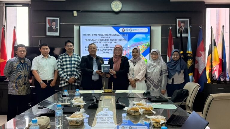 Sesi foto bersama jajaran pimpinan FTAB UB dan tim periset BRIN usai penandatanganan kerja sama