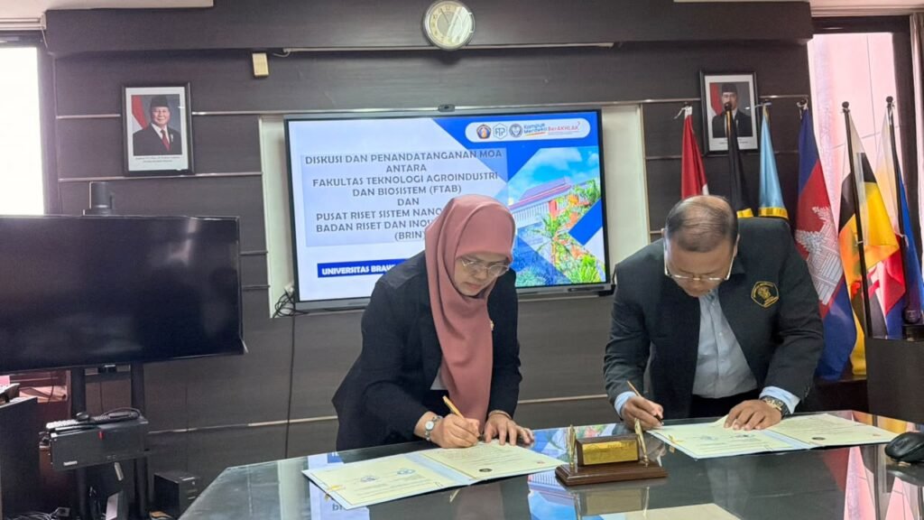 Dekan FTAB UB Prof. Yusuf Hendrawan dan Kepala Pusat Riset Sistem Nanoteknologi BRIN Prof. Murni Handayani saat meneken naskah PK