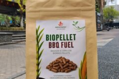 Prototipe kemasan produk biopelet ampas tebu dan tongkol jagung hasil kolaborasi FTAB UB dan BRIN.