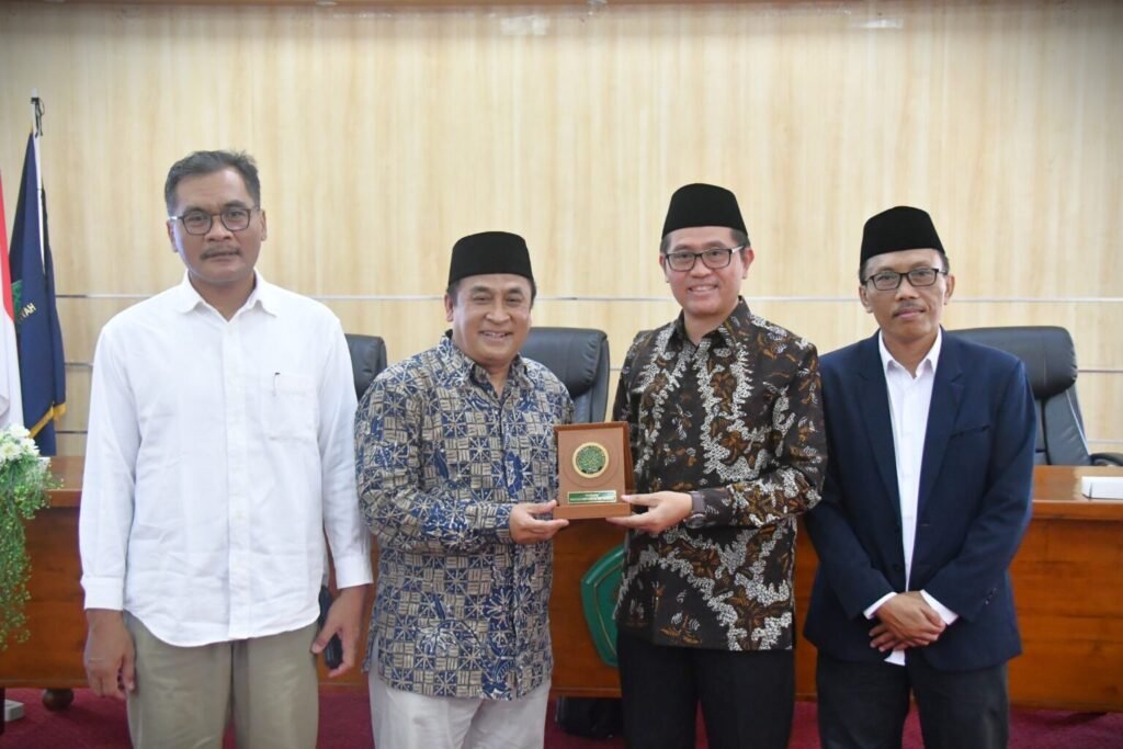 Penyerahan cinderamata oleh Rekan FTIK UIN Malang pada Narasumber