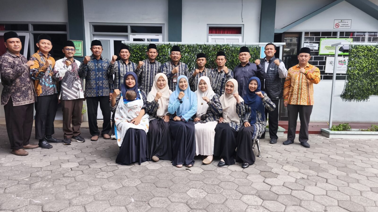 Pengurus dan peserta dialog ilmiah MGMP Akidah Akhlak MTs se-Kota Malang berfoto bersama usai kegiatan refleksi bertema "Ketika Ilmu Disampaikan Dengan Cinta" di halaman MTs Al Huda, Kedungkandang, Kota Malang.