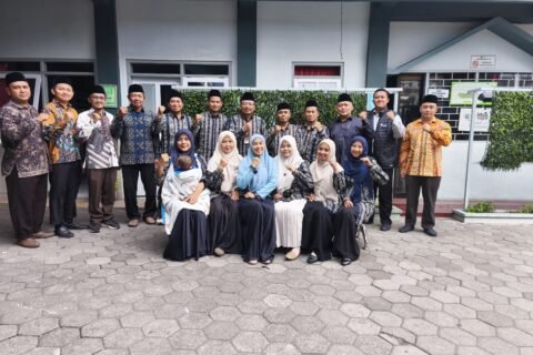 Pengurus dan peserta dialog ilmiah MGMP Akidah Akhlak MTs se-Kota Malang berfoto bersama usai kegiatan refleksi bertema "Ketika Ilmu Disampaikan Dengan Cinta" di halaman MTs Al Huda, Kedungkandang, Kota Malang.