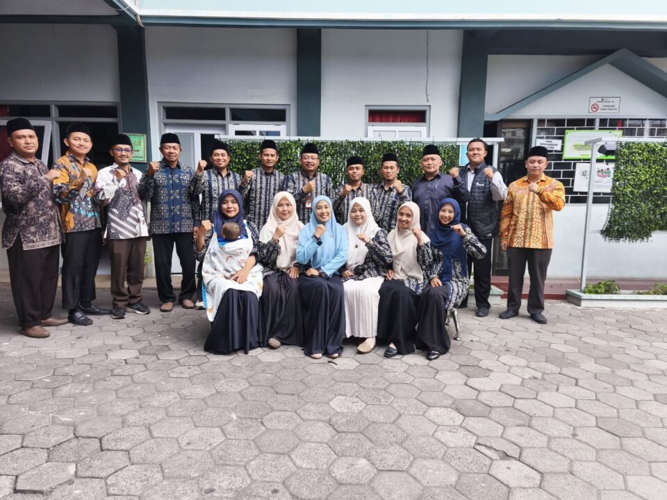 Pengurus dan peserta dialog ilmiah MGMP Akidah Akhlak MTs se-Kota Malang berfoto bersama usai kegiatan refleksi bertema "Ketika Ilmu Disampaikan Dengan Cinta" di halaman MTs Al Huda, Kedungkandang, Kota Malang.